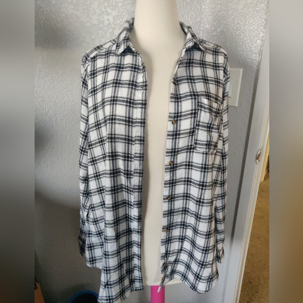 Hollister Classic Black and White Plaid Longsleeve Button Down Shirt